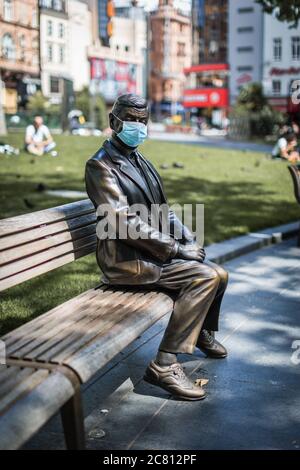 Allein wie üblich trägt Mr. Bean während der Londoner Sperre nach der Coronavirus-Pandemie eine Maske auf dem Leicester Square. Stockfoto