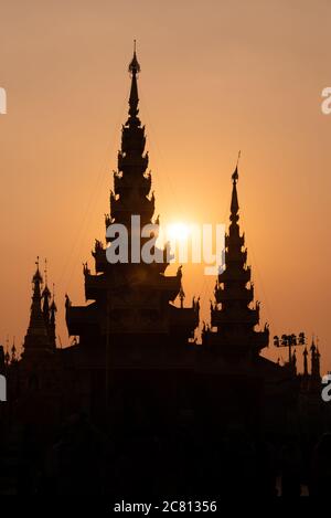 Shwedagon Pagode bei Sonnenuntergang, in Yangon Burma Myanmar Stockfoto