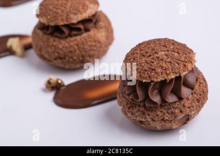 Schokoladenkuchen auf weißem Teller, Nahaufnahme Stockfoto