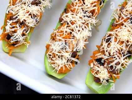 Gefüllte Zucchini mit Gemüse und Käse vor dem Backen. Stockfoto