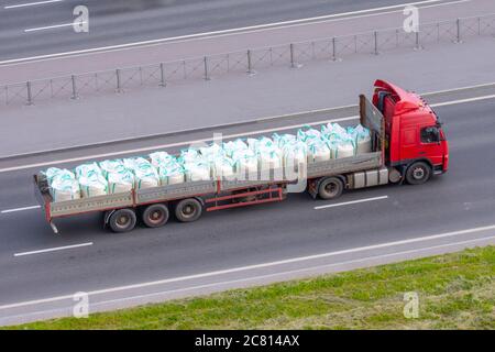 Schwere LKW mit Anhänger und Schüttgut in Säcken- industriellen Schwefel, Chemikalien, Gifte, gefährliche Güter Fahrten auf der Autobahn in der Stadt Stockfoto