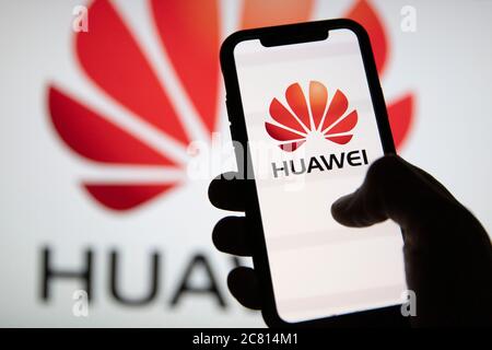 LONDON, UK - Juli 2020: Huawei Firmenlogo auf einem Smartphone Stockfoto