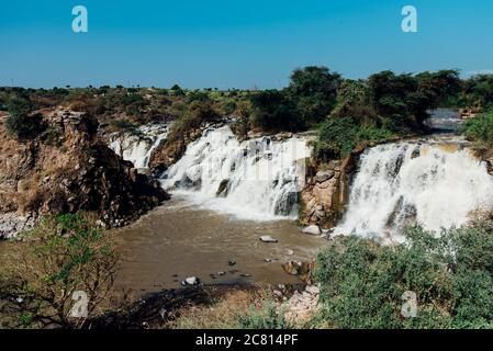 Großer felsiger Wasserfall als Awash Falls Lodge in Afar, Nord-Äthiopien. Stockfoto