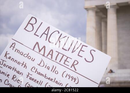 WASHINGTON D.C., VEREINIGTE STAATEN - Jun 19, 2020: Washington D.C./USA- June 19th, 2020: Ein Schwarzes Leben Angelegenheit Zeichen hielt oben mit dem Lincoln Memorial in Th Stockfoto