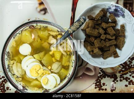 Die saure Suppe aus Roggenmehl mit Eiern auf Gericht Stockfoto