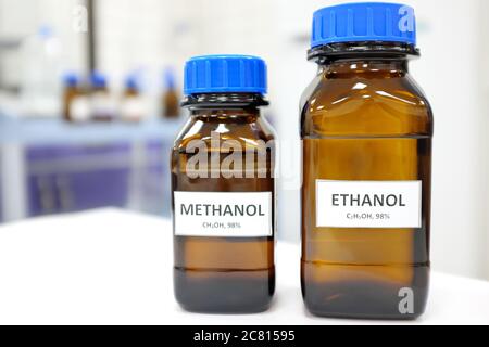 Selektiver Fokus von Ethanol und Methanol braun Bernstein Glasflasche in einem Labor. Unscharfer Hintergrund mit Kopierbereich. Stockfoto