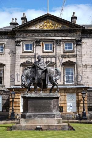 Edinburgh, Schottland, Großbritannien. Juli 2020. Ab Mittwoch, dem 22., wird die Royal Bank of Scotland (RBS) offiziell ihren Namen in NatWest Group ändern, was einem Namen ein Ende setzt, der seit 1727 existiert. 80 Prozent der Kunden nutzen die Marke NatWest, anstatt über RBS-Filialen. Hier gesehen RBS eingetragener Hauptsitz in St. Andrew Square. Kredit: Craig Brown/Alamy Live Nachrichten Stockfoto