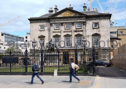 Edinburgh, Schottland, Großbritannien. Juli 2020. Ab Mittwoch, dem 22., wird die Royal Bank of Scotland (RBS) offiziell ihren Namen in NatWest Group ändern, was einem Namen ein Ende setzt, der seit 1727 existiert. 80 Prozent der Kunden nutzen die Marke NatWest, anstatt über RBS-Filialen. Hier gesehen RBS eingetragener Hauptsitz in St. Andrew Square. Kredit: Craig Brown/Alamy Live Nachrichten Stockfoto