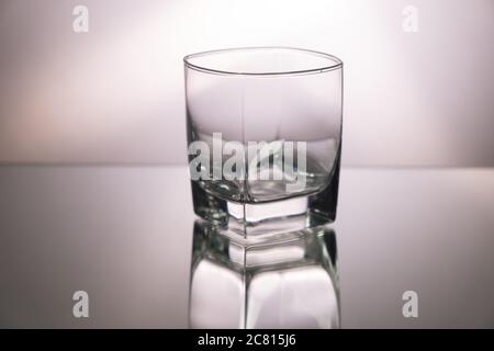 Glas Whiskey auf spiegelnden Tisch. Gorizontal-Bild mit Kopierraum. Stockfoto