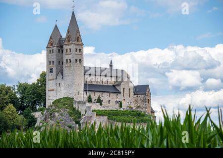 Kirche des Heiligen Lubentius in Dietkirchen, Teil der Stadt Limburg an der Lahn, Hessen, Deutschland. Das Hotel liegt auf einem Felsvorsprung über der Lahn. Stockfoto