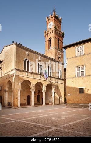 Typischer italienischer kleiner Stadtplatz. Piazza Pio II und Uhrturm im toskanischen Dorf Pienza im Val d'Orca Süd Toskana Italien Stockfoto