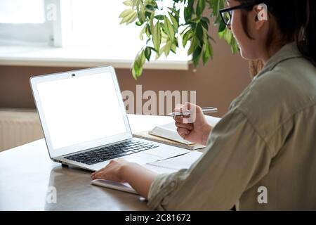 Indische Studentin elearning auf Laptop. Über der Schulter Bildschirm. Stockfoto