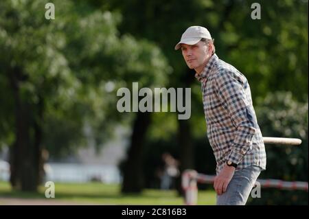 Mann spielt Gorodki, die alte russische Volkssport Stockfoto