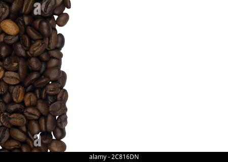 Geröstete Kaffeebohnen Hintergrund Textur auf weißem Hintergrund mit Kopie Platz für Text isoliert Stockfoto