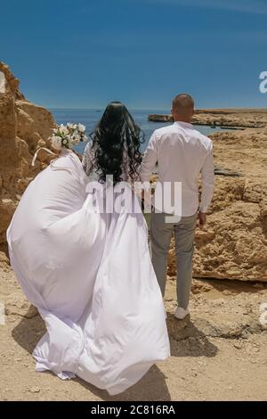 Mann und Frau. Liebe. Guy und das Mädchen schauen in die Ferne. Liebhaber stehen unter der Brücke. Träume von einem Urlaub. Wandern am Meer, Berge Stockfoto