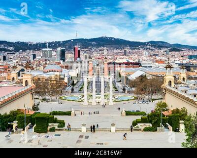 4. März 2020: Barcelona, Spanien - Blick auf Barcelona vom Nationalen Kunstmuseum Kataloniens in Richtung Plaça d'Espanya. Stockfoto