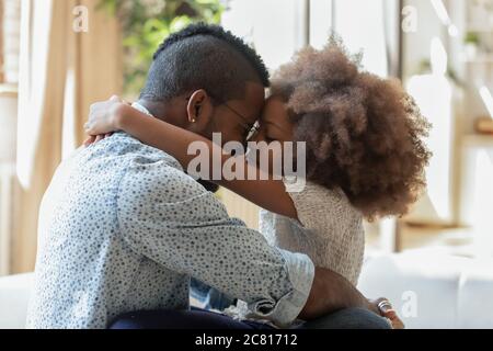 Glücklich biracial Vater und kleine Tochter umarmt Stockfoto