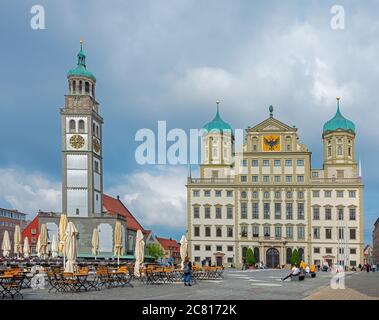 AUGSBURG, DEUTSCHLAND - JUNI 16: Straßencafé am historischen Stadtplatz von Augsburg, Deutschland am 16. Juni 2020. Foto vom Rathausplatz mit Blick auf Stockfoto