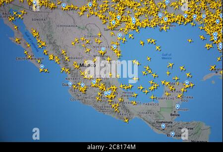 Flugverkehr auf Mexiko (20. juli 2020, UTC 21.33) im Internet mit Flightradar 24-Standort, während der Coronavirus-Pandemie Stockfoto