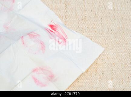 Lippenstiftflecken auf Serviette Stockfoto