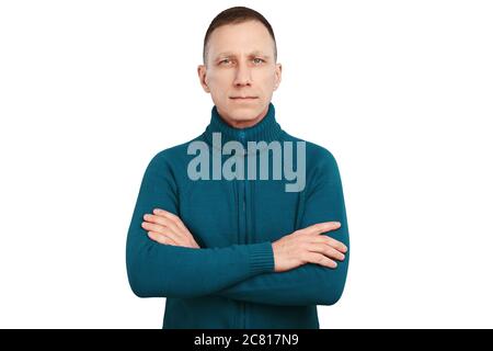 Ernst Durchschnittsalter Mann mit gekreuzten Armen in blauen Pullover isoliert auf weißem Hintergrund. Stockfoto