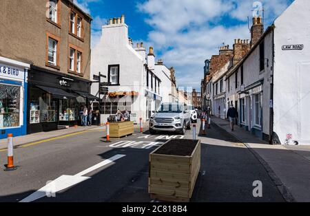 North Berwick, East Lothian, Schottland, Großbritannien, 20. Juli 2020. Kampagne gegen Covid-19-Parkplatzplan: East Lothian Council schlägt einen temporären 200-Langzeitparkplatz am berühmten Elcho Green, West Beach; Teil von 'Spaces for People', um Menschen bei der Coronavirus-Pandemie sozial zu helfen und Händler für den Verlust von Parkplätzen zu kompensieren, die bereits in der engen High Street entfernt wurden, wo die Pflaster verbreitert werden. Eine Online-Petition 'West Bay Not a Parking Bay', um gegen die Zerstörung des Schönheitsflecks zu widersprechen, hat fast 4,000 Unterschriften gesammelt Stockfoto