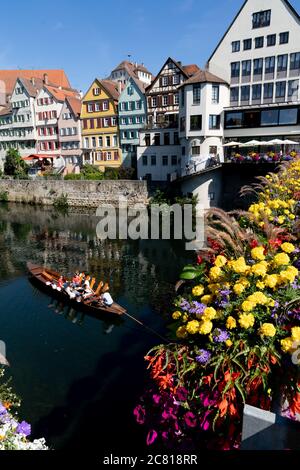 Tübingen, BW - 18. Juli 2020: Blick auf die Altstadt Tübingen am Neckar mit einem Stocherkahn-Boot im Vordergrund Stockfoto