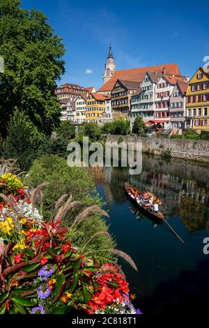 Tübingen, BW - 18. Juli 2020: Blick auf die Altstadt Tübingen am Neckar mit einem Stocherkahn-Boot im Vordergrund Stockfoto