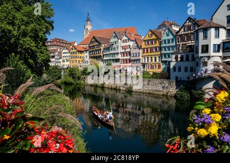 Tübingen, BW - 18. Juli 2020: Blick auf die Altstadt Tübingen am Neckar mit einem Stocherkahn-Boot im Vordergrund Stockfoto