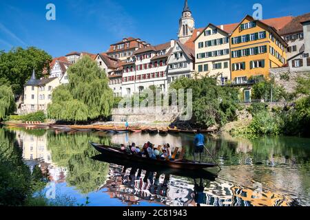 Tübingen, BW - 18. Juli 2020: Blick auf die Altstadt Tübingen am Neckar mit einem Stocherkahn-Boot im Vordergrund Stockfoto