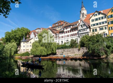 Tübingen, BW - 18. Juli 2020: Blick auf die Altstadt Tübingen am Neckar mit einem Stocherkahn-Boot im Vordergrund Stockfoto