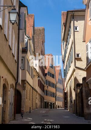 Tübingen, BW - 18. Juli 2020: Schmale Straße in der hsitorischen Altstadt von Tübingen in Deutschland Stockfoto