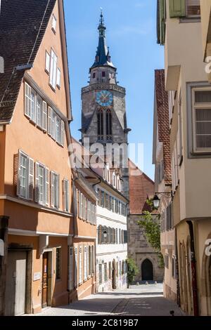 Tübingen, BW - 18. Juli 2020: Schmale Straße in der hsitorischen Altstadt von Tübingen in Deutschland Stockfoto