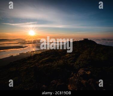 Sonnenaufgang über einem nebligen Flagstaff Lake vom Gipfel des Bigelow Mountain. Stockfoto