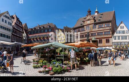 Tübingen, BW - 18. Juli 2020: Markttag auf dem Stadtplatz im historischen Tübingen am Neckar in Deutschland Stockfoto