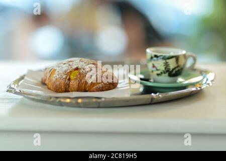 Espresso-Kaffee, Orangensaft. Und Pudding Gebäck Sahne croissa Stockfoto