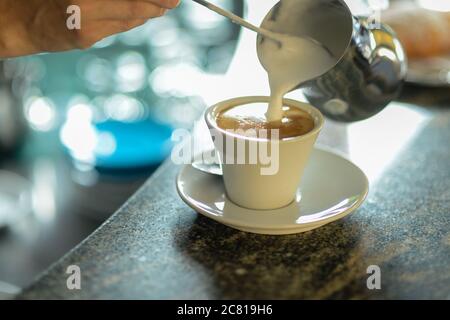 Hände von jungen erwachsenen kaukasischen weiblichen Barista bei der Arbeit Vorbereitung Stockfoto