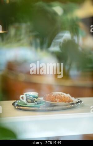 Espresso-Kaffee, Orangensaft. Und Pudding Gebäck Sahne croissa Stockfoto