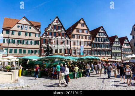 Tübingen, BW - 18. Juli 2020: Markttag auf dem Stadtplatz im historischen Tübingen am Neckar in Deutschland Stockfoto