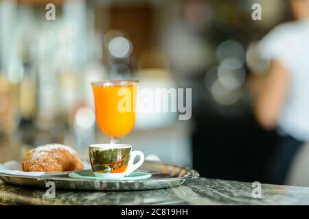 Espresso-Kaffee, Orangensaft. Und Pudding Gebäck Sahne croissa Stockfoto