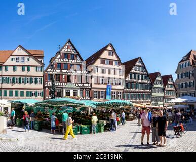 Tübingen, BW - 18. Juli 2020: Markttag auf dem Stadtplatz im historischen Tübingen am Neckar in Deutschland Stockfoto