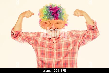Spaß haben. Lustige Lebensstil. Spaß und Unterhaltung. Comic Großvater Konzept. Netter Witz. Ältere Clown. Man älteren bärtigen fröhliche Person tragen bunte Perücke und Sonnenbrille. Opa immer Spaß. Stockfoto