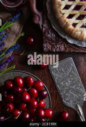 Draufsicht auf Kirschen und Kuchen auf Holz erschossen Speicherplatz kopieren Stockfoto
