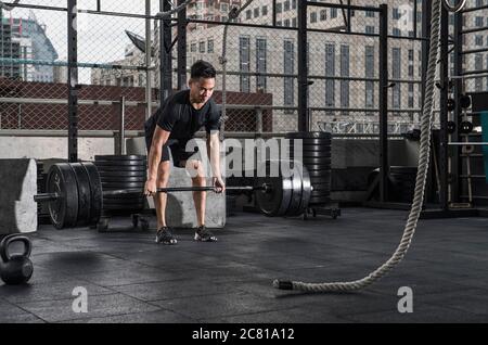 Manntraining auf dem Dach Fitness-Studio in Bangkok Stockfoto