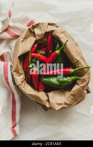 Jalepenos und Chili Peppers in Brown Paper Sack Stockfoto