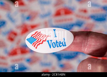 Finger mit dem Knopf, den ich vor vielen Sticker der Stimmabgabe gewählt habe, die US-Wählern bei den Präsidentschaftswahlen gegeben wurden, um die Stimmrechte zu veranschaulichen Stockfoto