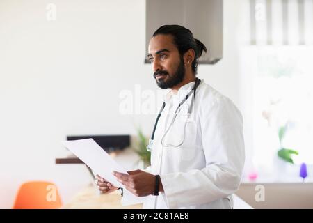 Junger Arzt mit weißem Mantel und Stesthoskop Stockfoto
