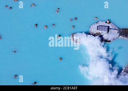 Luftaufnahme des geothermischen Pools in Island Stockfoto