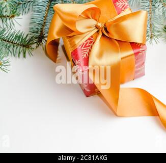 Weihnachten Hintergrund mit Geschenkboxen und Dekorationen auf Holztisch. Draufsicht von oben Stockfoto