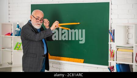 Machen Sie, wie ich. Studieren Sie Mathematik, um gute Ergebnisse zu erhalten. Senior man Lehrer verwenden Kompass-Werkzeug. Bärtige Tutor Mann zeichnen mit Kompass auf Tafel. Zurück zur Schule. Mathematische Grafik-Tools Konzept. Auf Wissen ausgerichtet. Stockfoto